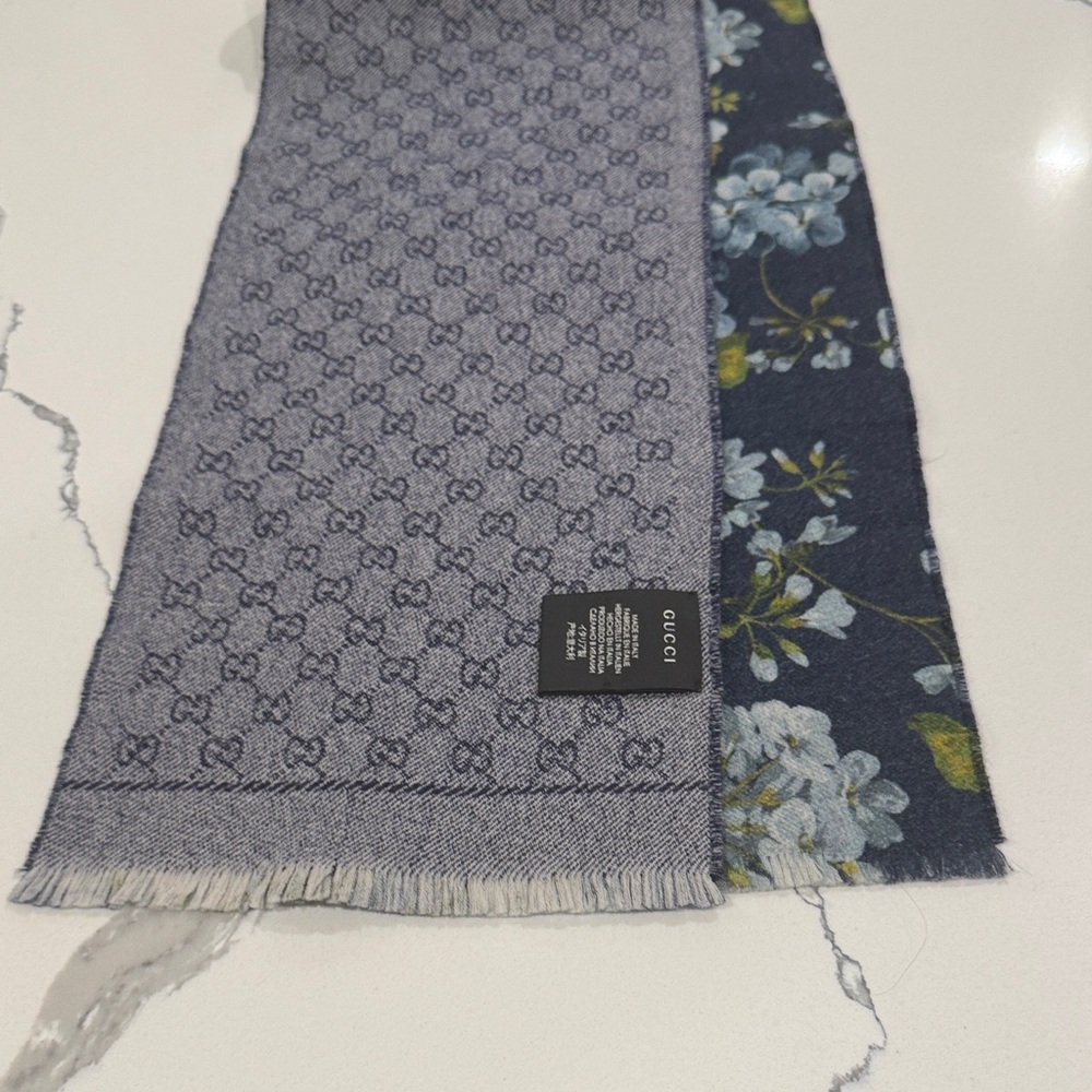 Gucci Blue Floral Scarf with Gray Monogram - Picture 4 of 4